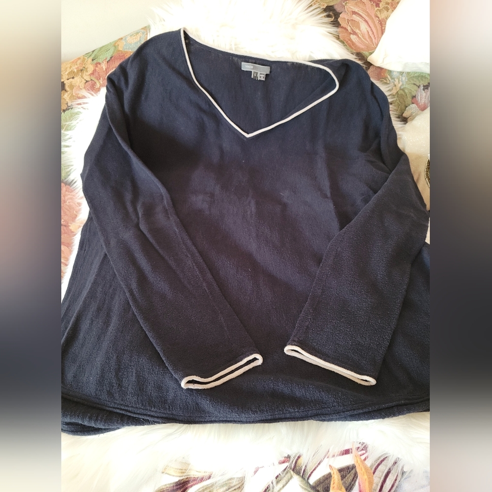 VINCE  v-neck light weight long sleeve navy sweater